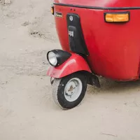 Bajaj RE Compact: Tuk tukem do Jižní Ameriky? Nebo aspoň do Malé Hanoje?