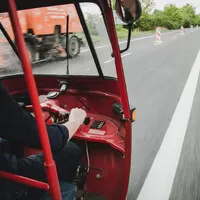 Bajaj RE Compact: Tuk tukem do Jižní Ameriky? Nebo aspoň do Malé Hanoje?