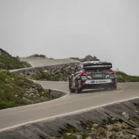 Zírejte na Travise Pastranu, letícího v závodním Subaru na Mt. Washington