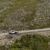 Zírejte na Travise Pastranu, letícího v závodním Subaru na Mt. Washington