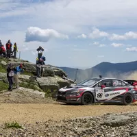 Zírejte na Travise Pastranu, letícího v závodním Subaru na Mt. Washington