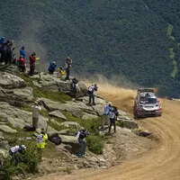 Zírejte na Travise Pastranu, letícího v závodním Subaru na Mt. Washington
