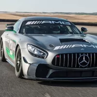 Mercedes-AMG GT4: I ty se staň závodníkem!