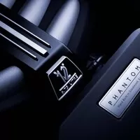 Rolls-Royce Phantom VIII přichází s hlučnými hodinami a galerií v palubní desce