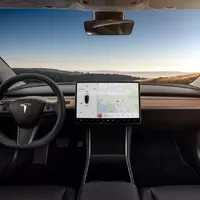 Tesla Model 3 je tady a s ní i první zahraniční recenze