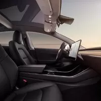 Tesla Model 3 je tady a s ní i první zahraniční recenze