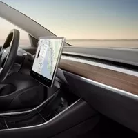 Tesla Model 3 je tady a s ní i první zahraniční recenze