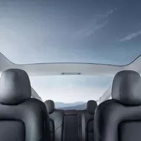 Tesla Model 3 je tady a s ní i první zahraniční recenze