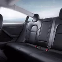 Tesla Model 3 je tady a s ní i první zahraniční recenze