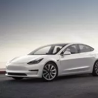Tesla Model 3 je tady a s ní i první zahraniční recenze