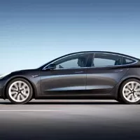 Tesla Model 3 je tady a s ní i první zahraniční recenze