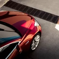Tesla Model 3 je tady a s ní i první zahraniční recenze