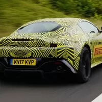 První snímky Aston Martin Vantage konečně venku