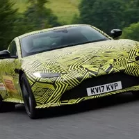 První snímky Aston Martin Vantage konečně venku