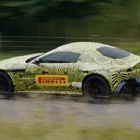 První snímky Aston Martin Vantage konečně venku