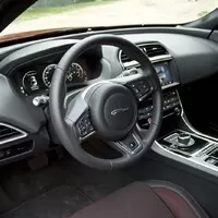 Jaguar XE 25t: Britské impérium vrací úder