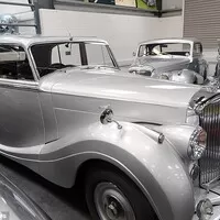 Jaguar nakupuje vlastní historii od šíleného zubaře