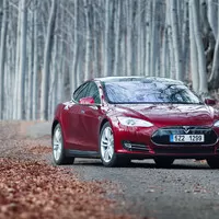Tesla Model S: Jak se žije s elektrony?