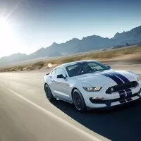 Shelby GT350: Mustang, který se Porsche nebojí
