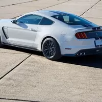 Shelby GT350: Mustang, který se Porsche nebojí