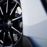 Shelby GT350: Mustang, který se Porsche nebojí