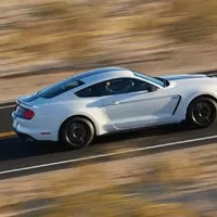 Shelby GT350: Mustang, který se Porsche nebojí