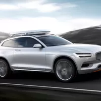 Autíčkářův týden: Volva na chůdách, turba u Porsche a pruhovaný Mustang
