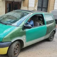A tohle je Renda, je to povoz pro mojí milou, vypadá hrozně, ale pod tou hrůzou je to kompletně vyvařený a zdravý auto.
