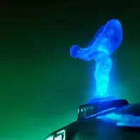 Rolls Royce svolává do servisů majitele vozů se svítící soškou. Odporuje nařízení EU.