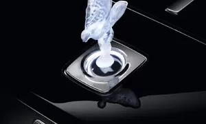 Rolls Royce svolává do servisů majitele vozů se svítící soškou. Odporuje nařízení EU.