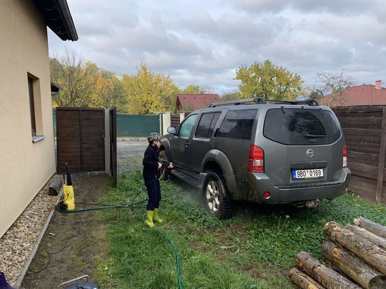 Junior se zapojil do umývání auta