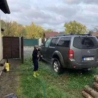 Junior se zapojil do umývání auta