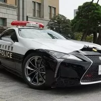 Chcete si vozit pozadí v Lexusu LC 500? Narukujte do japonské policie