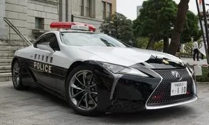 Chcete si vozit pozadí v Lexusu LC 500? Narukujte do japonské policie