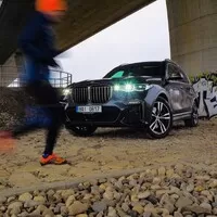 BMW X7 M50i: Královská třída