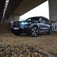 BMW X7 M50i: Královská třída