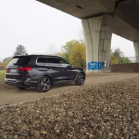 BMW X7 M50i: Královská třída