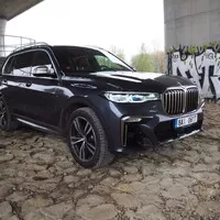 BMW X7 M50i: Královská třída