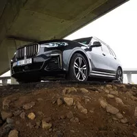 BMW X7 M50i: Královská třída