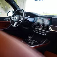 BMW X7 M50i: Královská třída
