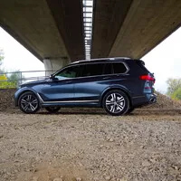 BMW X7 M50i: Královská třída