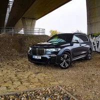BMW X7 M50i: Královská třída