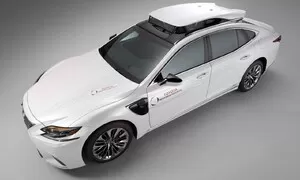 Speciální vůz natankuje nebo dobije auto rovnou na silnici 