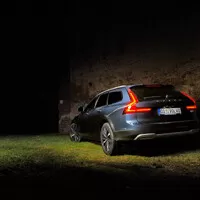 Volvo V90 Cross Country B5: Tmavomodrý svět