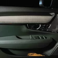 Volvo V90 Cross Country B5: Tmavomodrý svět