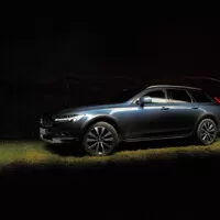Volvo V90 Cross Country B5: Tmavomodrý svět