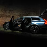 Volvo V90 Cross Country B5: Tmavomodrý svět