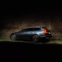 Volvo V90 Cross Country B5: Tmavomodrý svět