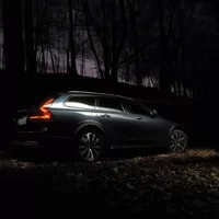 Volvo V90 Cross Country B5: Tmavomodrý svět