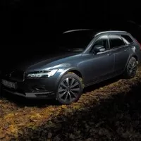 Volvo V90 Cross Country B5: Tmavomodrý svět